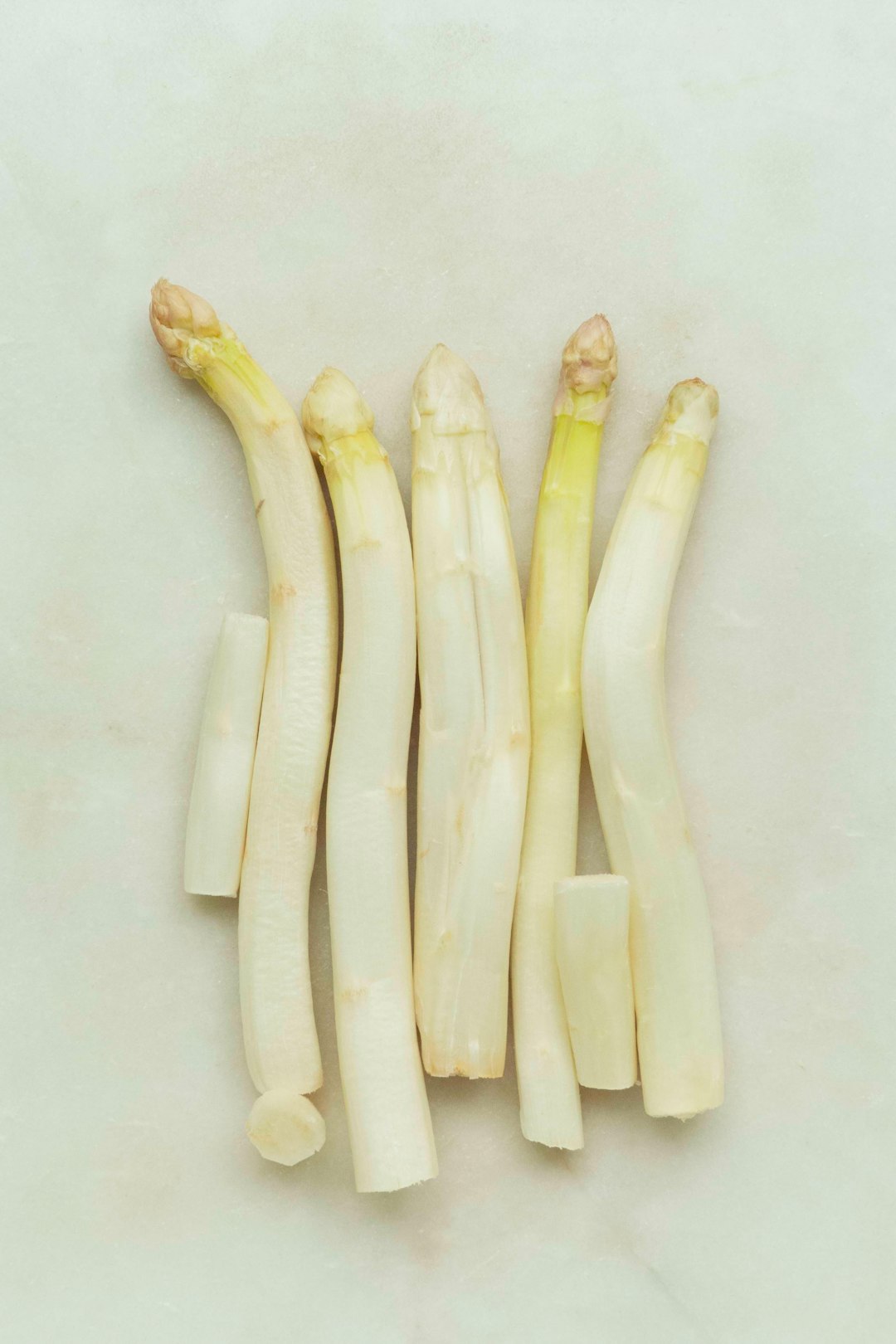 ZERO WASTE | COOK WITH CLASS II WHITE GOLD
It is this time of the year that many of us in the Lowlands get bonkers over white asparagus, better known as white gold. However, some are obsessed finding the most straight Class I/AA quality white asparagus. This results in food waste. Nature has a mind of her own, so many asparagus have beautiful curves, are sometimes "born" as twins, their tips are often slightly open + they may have some cuts + bruises. Just like us humans. Does that mean they have to be rejected, neglected or even discarded? No, they are still delicately delicious. 

