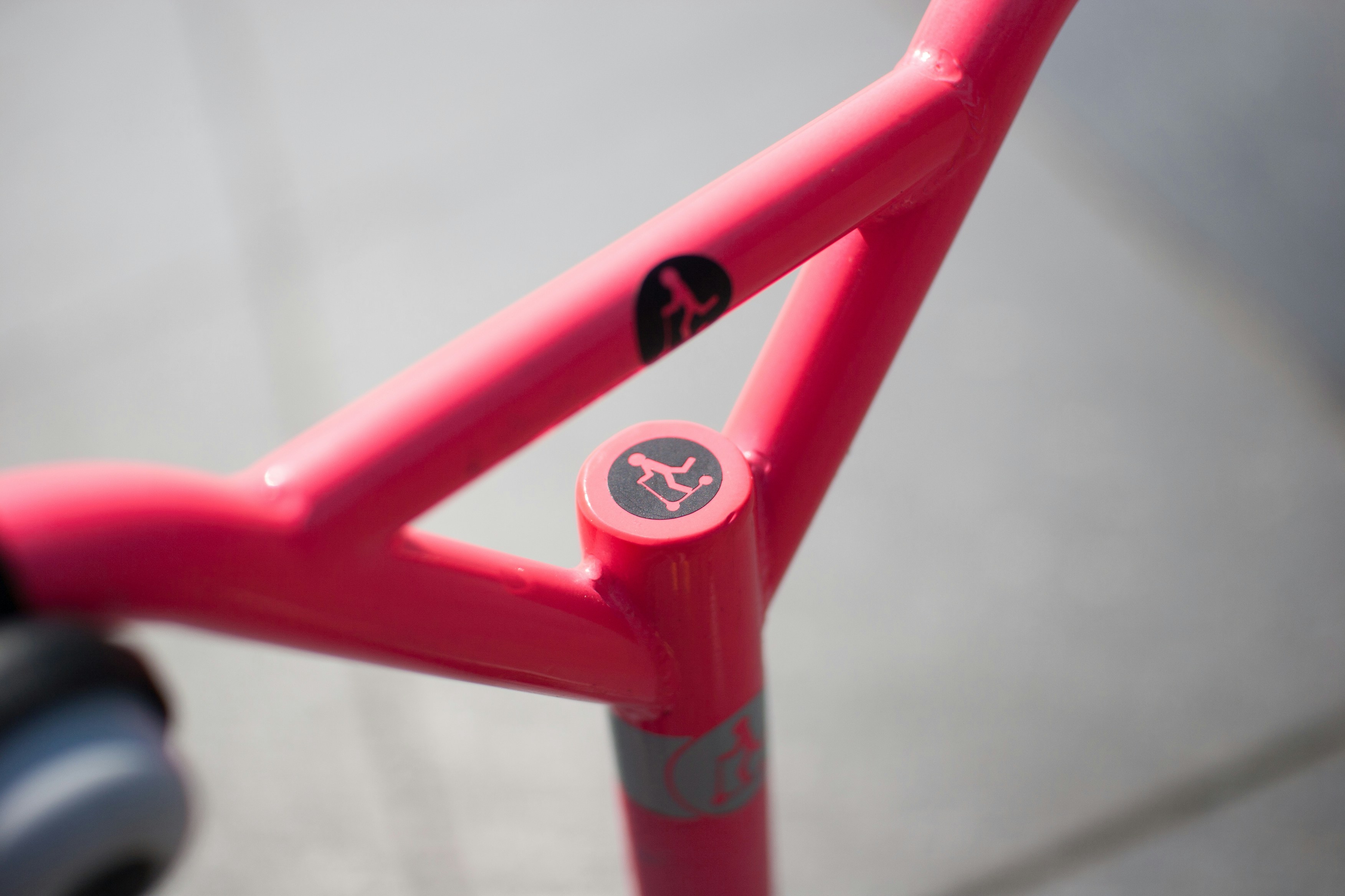 Red and white bicycle wheel photo – Free Moscow Image on Unsplash