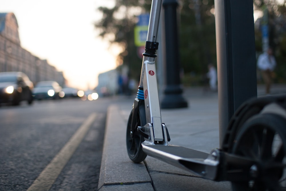 Schwarz-graues Fahrrad auf grauer Asphaltstraße tagsüber