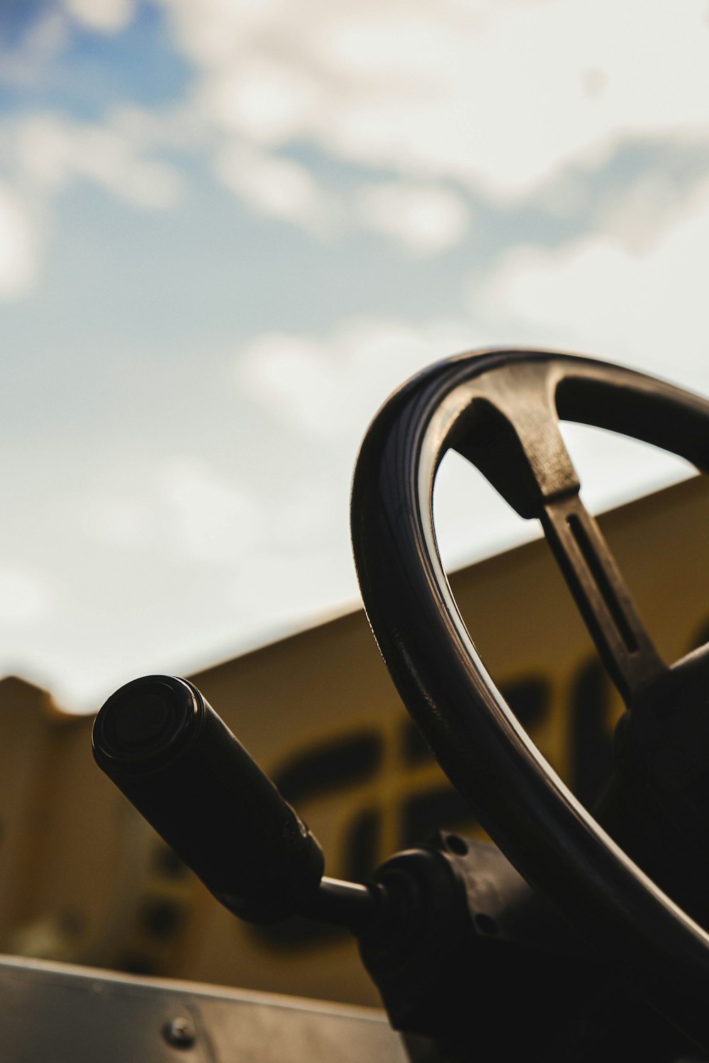 black steering wheel during daytime