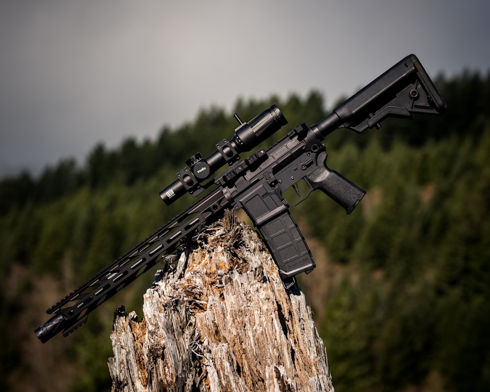 Fusil d’assaut noir sur bois brun