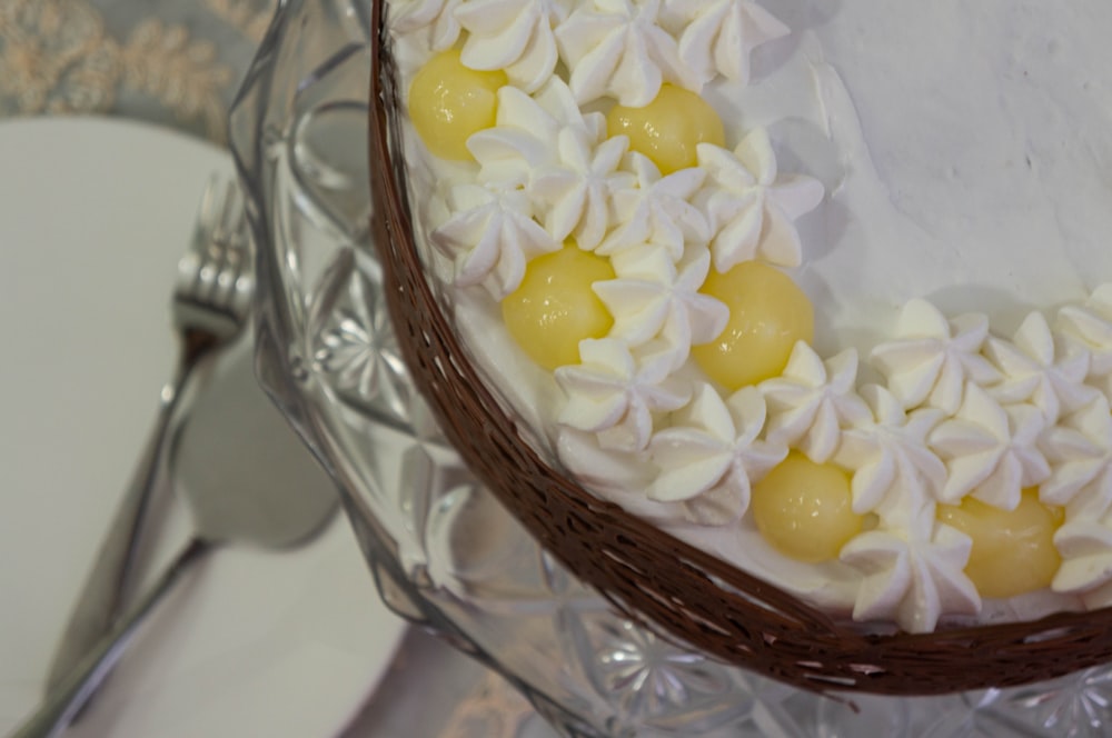 투명한 유리 그릇에 있는 노란색과 흰색 사탕