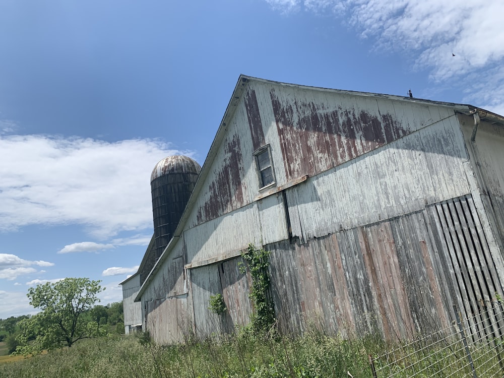 Braunes Holzscheunenhaus unter blauem Himmel tagsüber