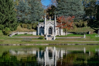 A serene gravesite of a revered sage.