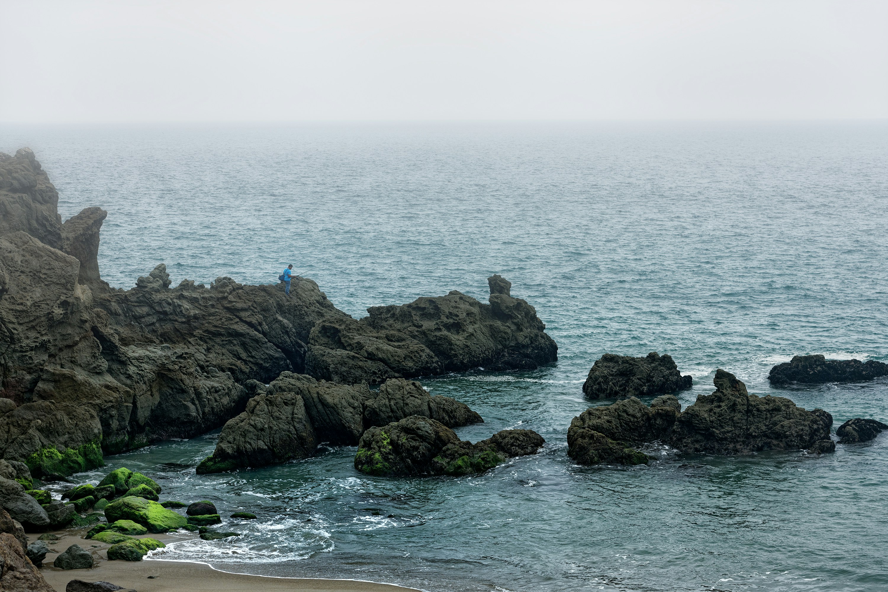 Formazione rocciosa marrone sul mare durante il giorno