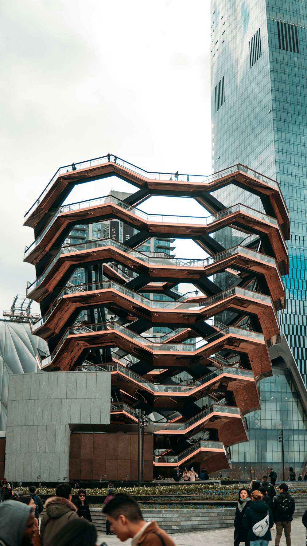 갈색과 회색 콘크리트 건물