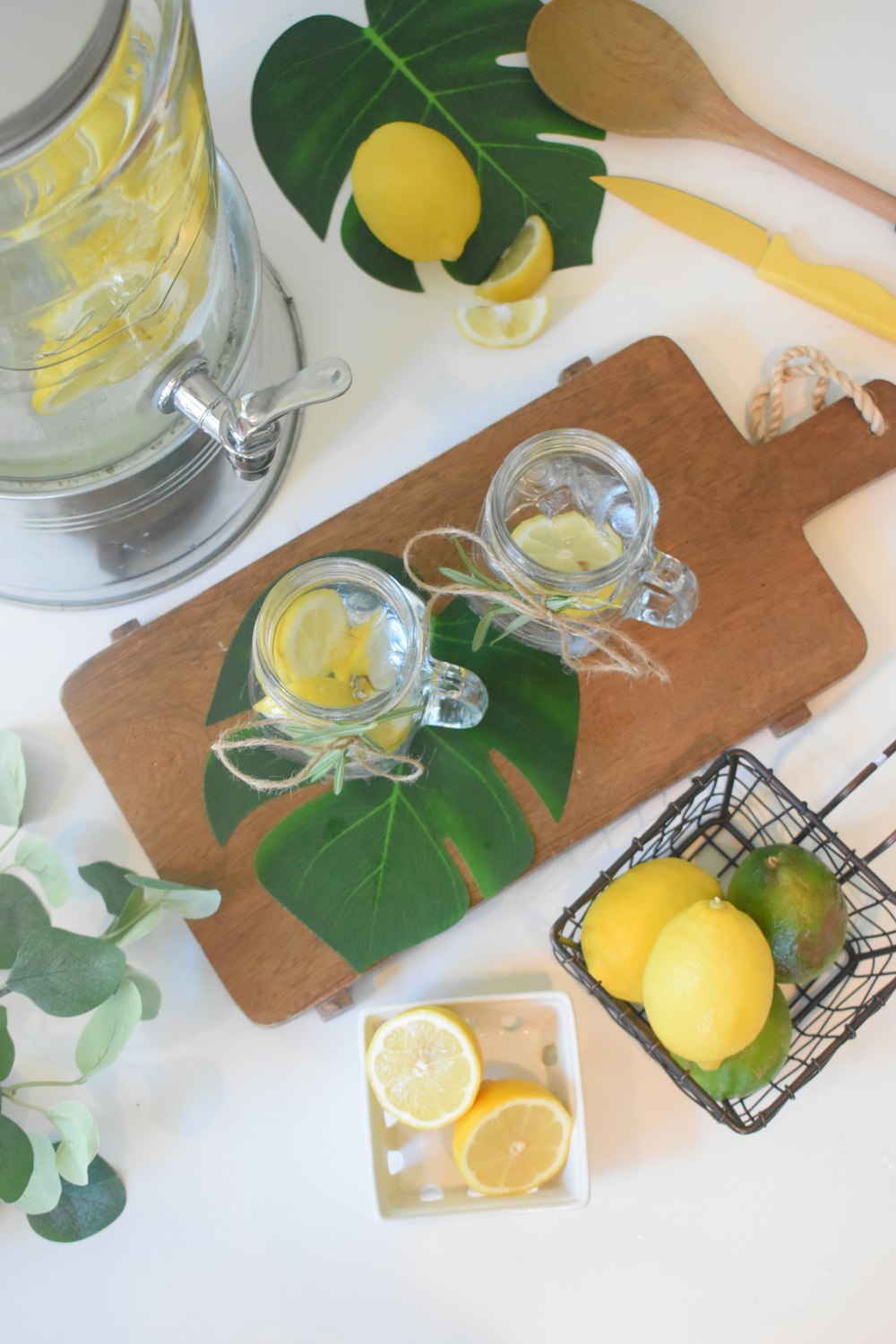 레몬과 물을 곁들인 투명 유리 머그잔