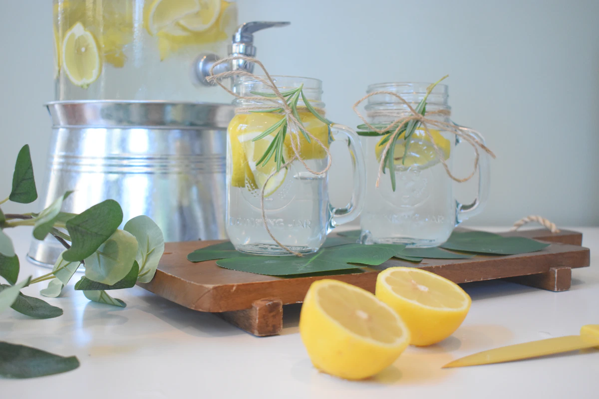 Limoni freschi su un tagliere da cucina