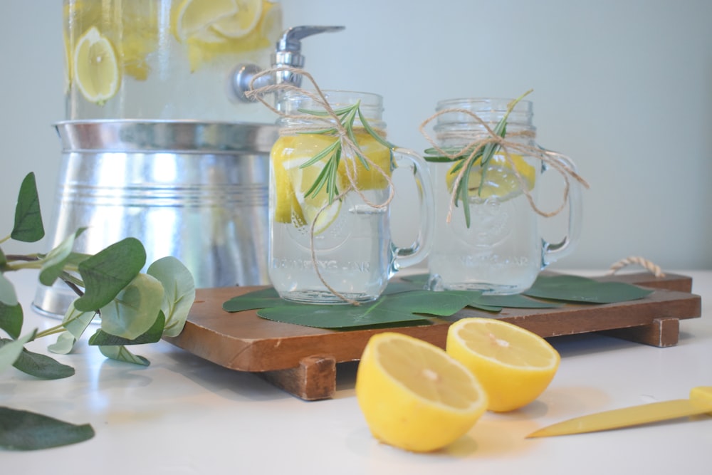 un paio di limoni seduti sopra un tagliere