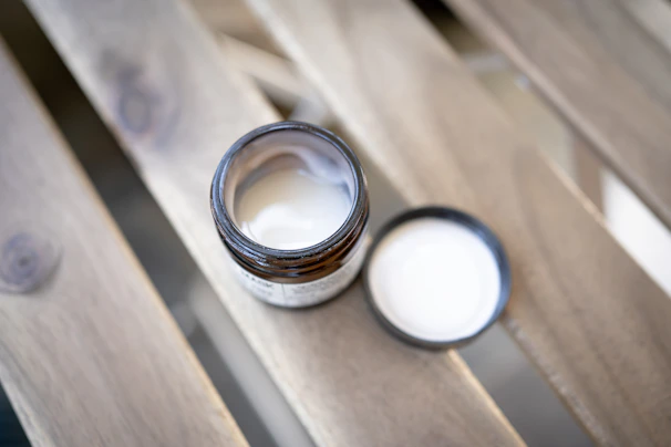 Silberner Ring auf braunem Holztisch