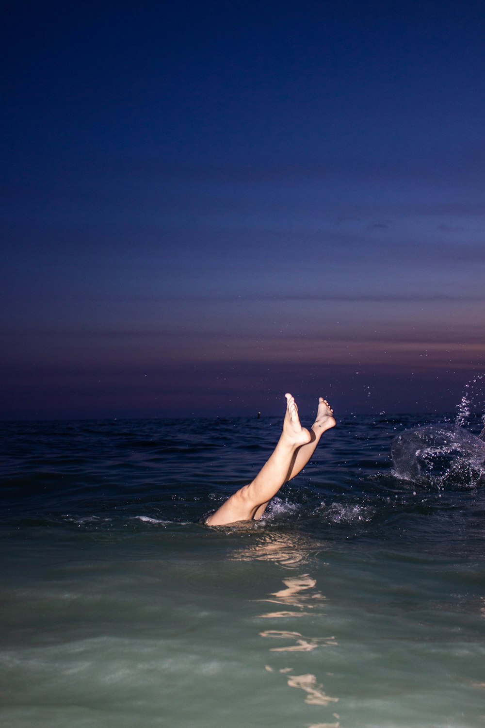 persona en el agua durante el día