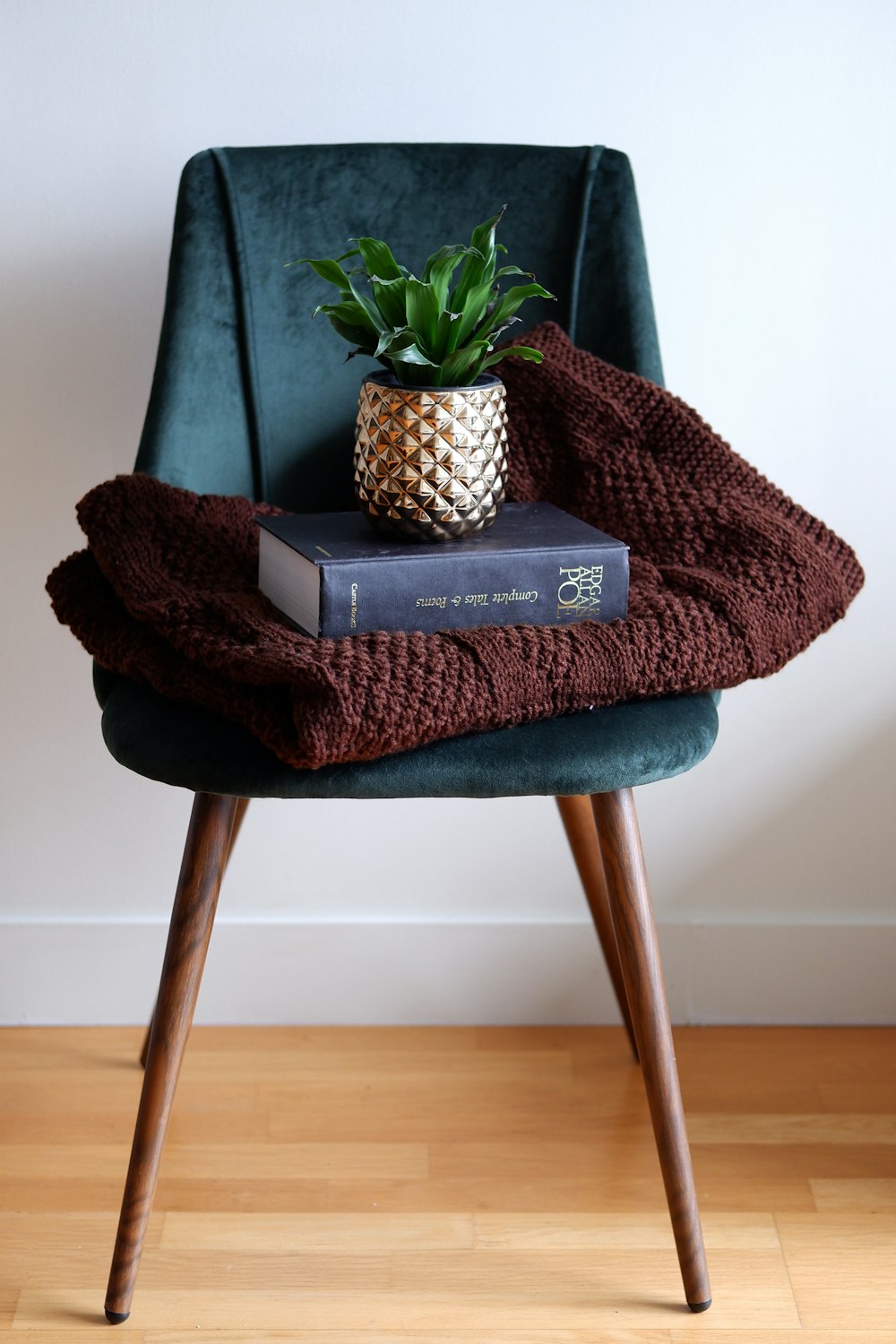 pineapple on black and gray chair