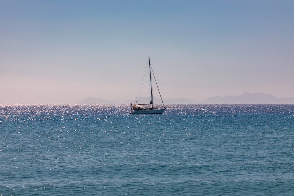 weißes Segelboot tagsüber auf See