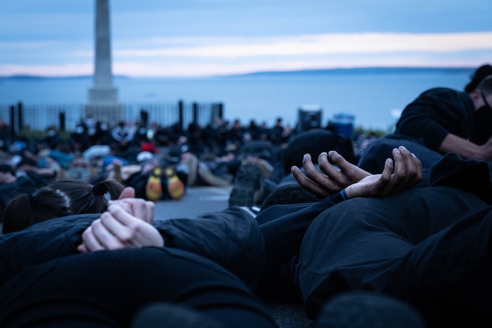 personnes assises par terre pendant la journée