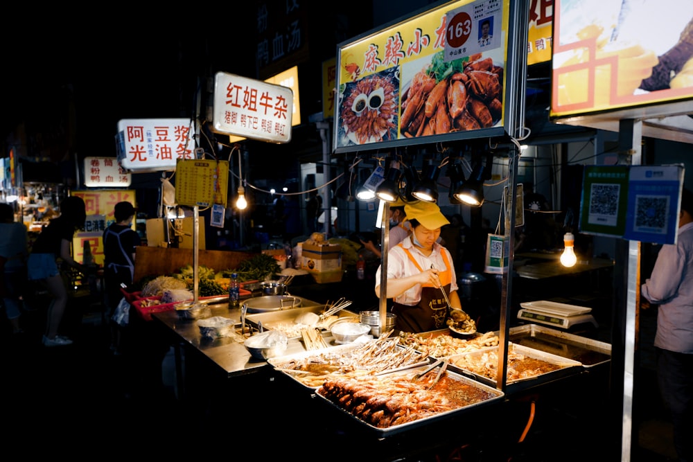 Gente en un mercado durante la noche
