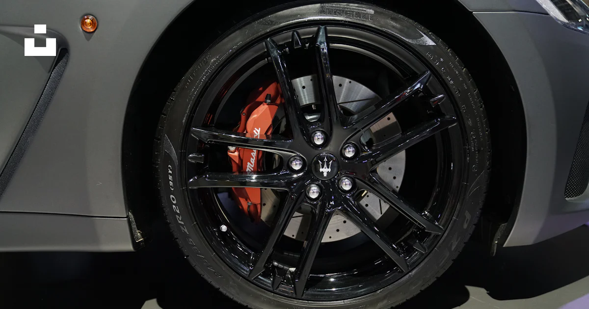 Roda de carro preta e prateada foto – Imagem grátis sobre Dubai ...