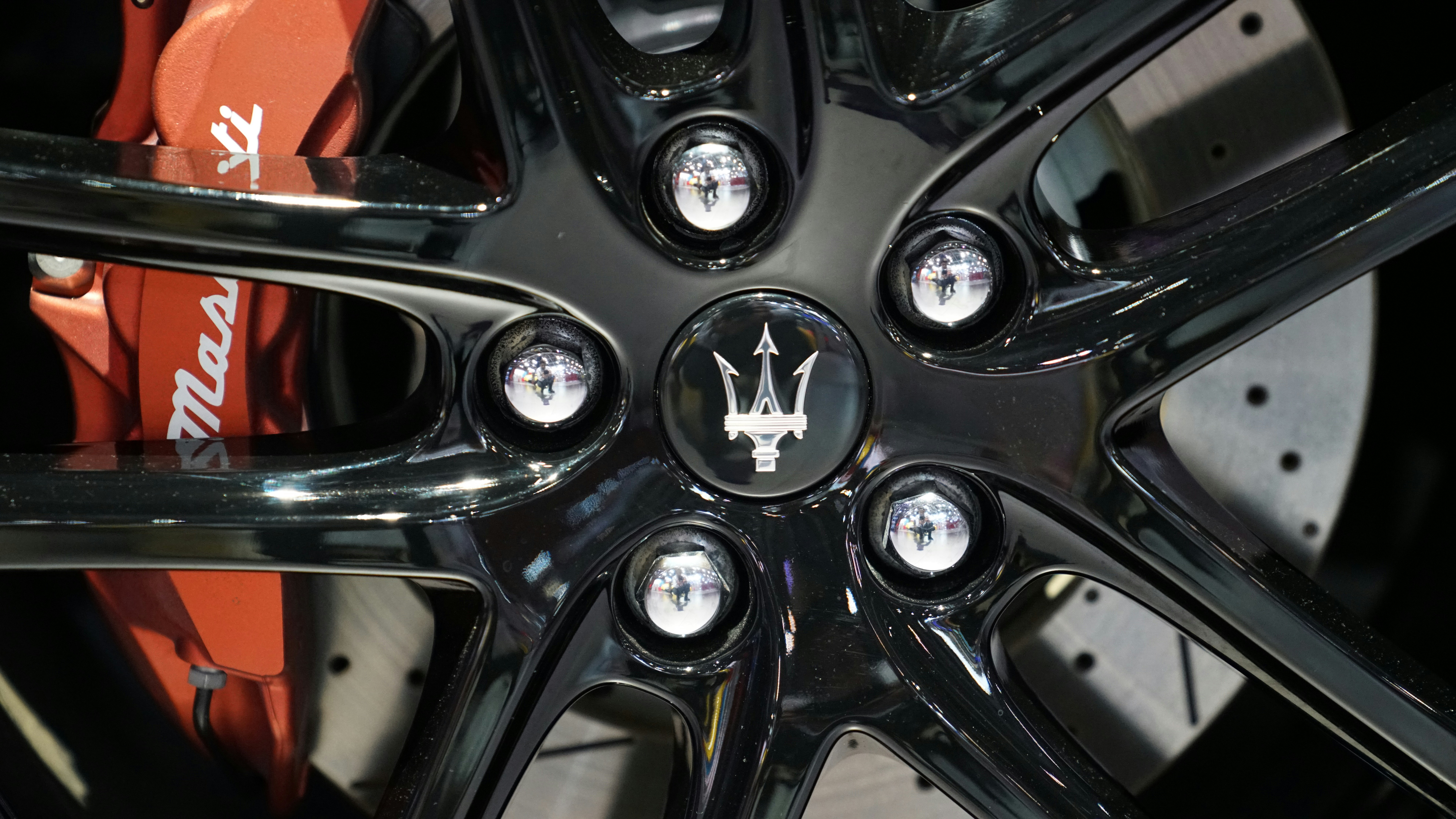 black and silver bmw car wheel