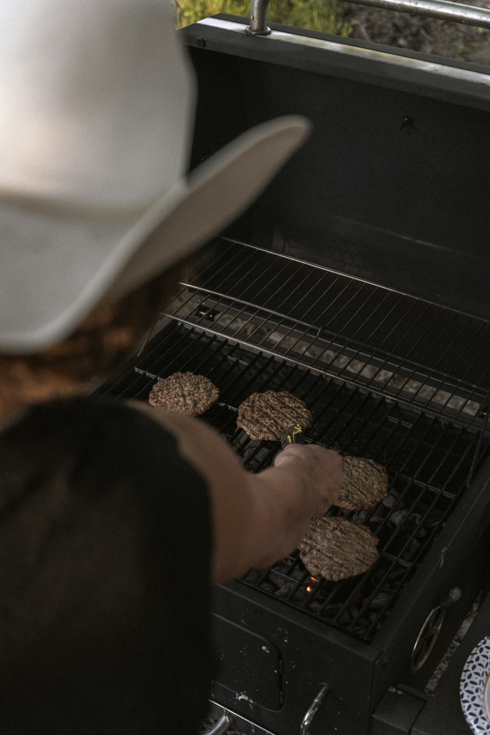 Persona sosteniendo galletas marrones en una bandeja marrón