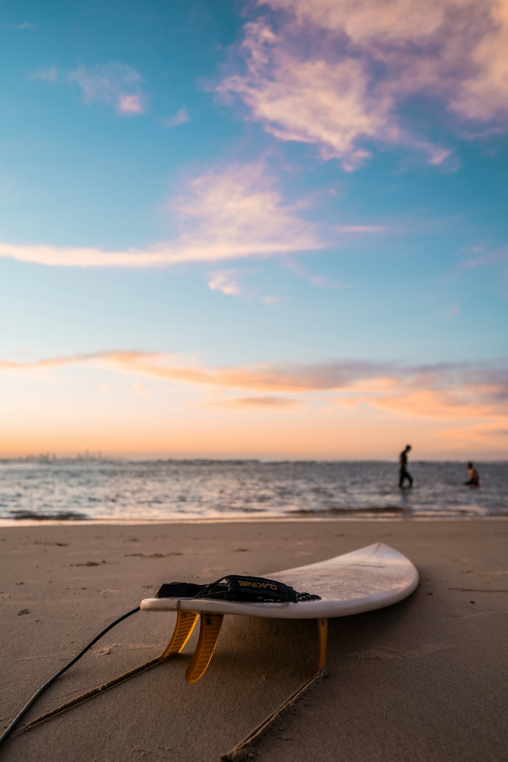 Person, die während des Sonnenuntergangs am Strand steht