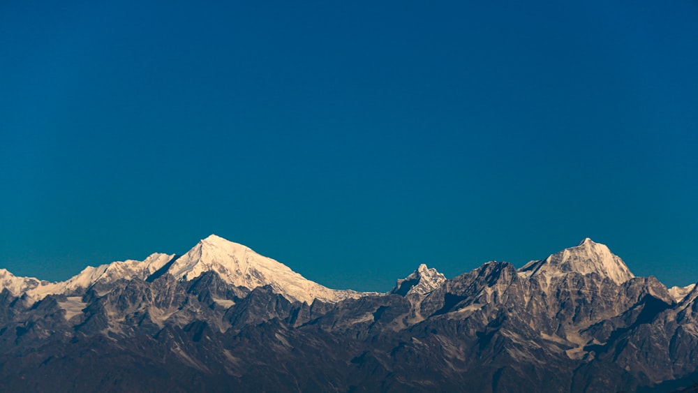 Montaña cubierta de nieve bajo el cielo azul durante el día