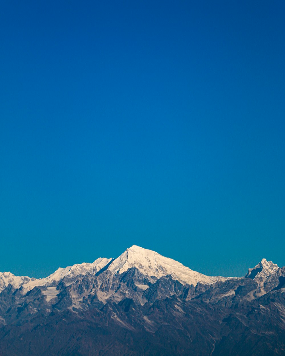 Schneebedeckter Berg unter blauem Himmel tagsüber