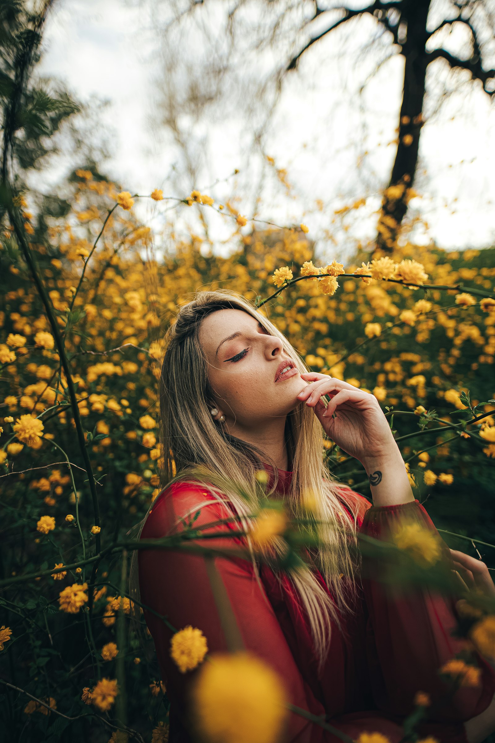 Canon EOS 6D Mark II + Sigma 20mm F1.4 DG HSM Art sample photo. Woman in red long photography