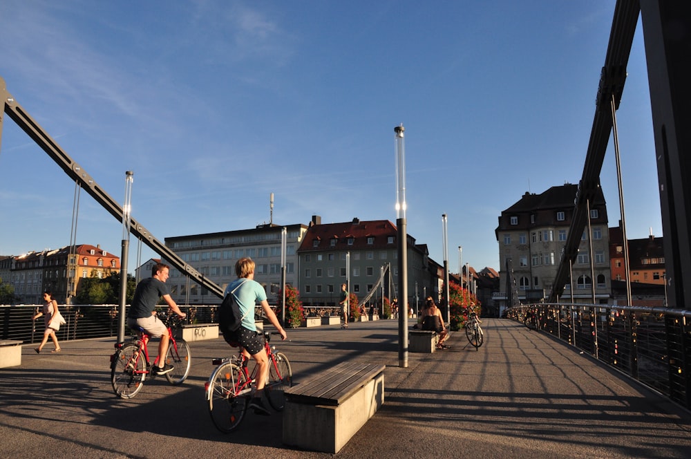 Personnes faisant du vélo sur le pont pendant la journée