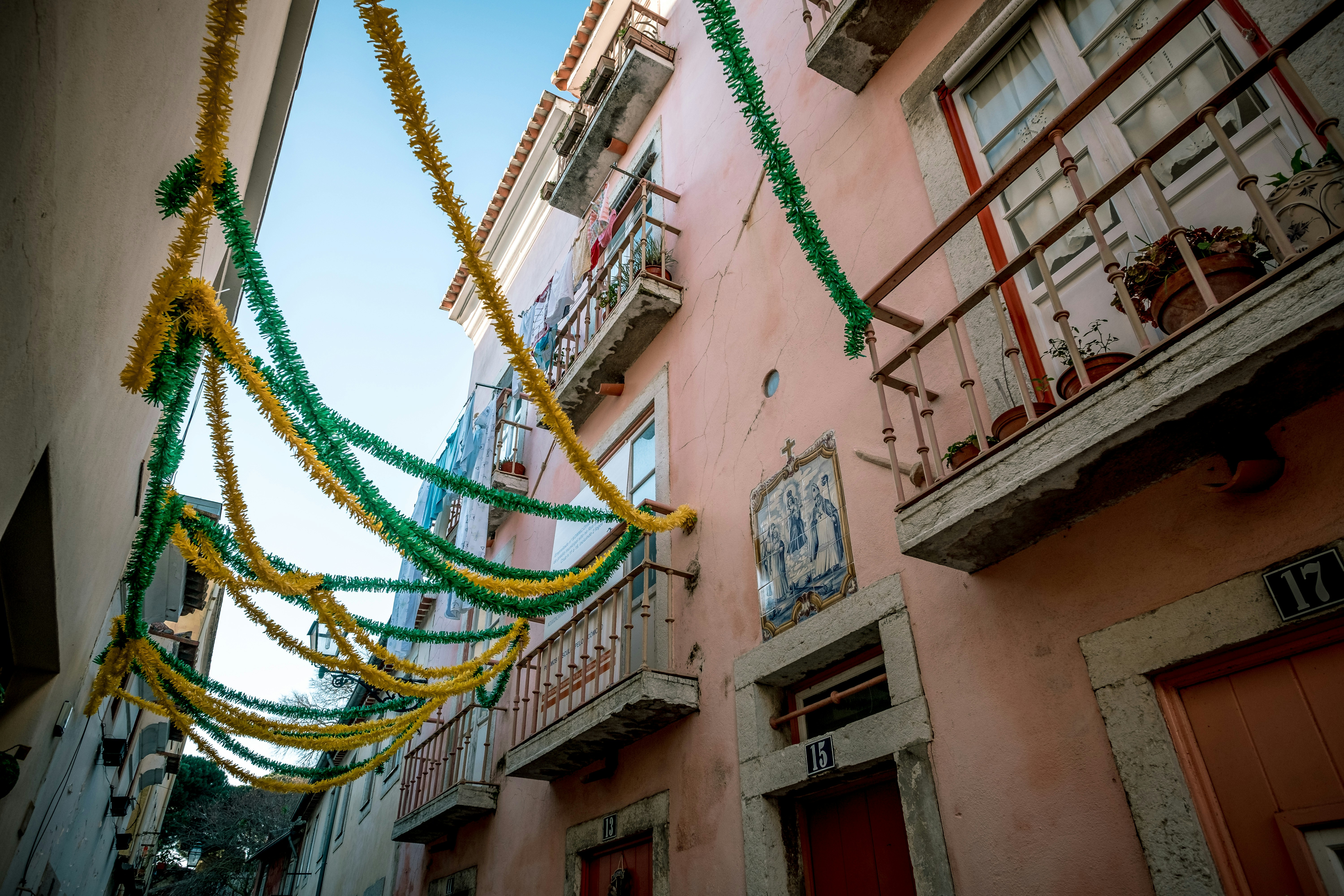 corda verde e azul amarela no edifício de concreto marrom durante o dia