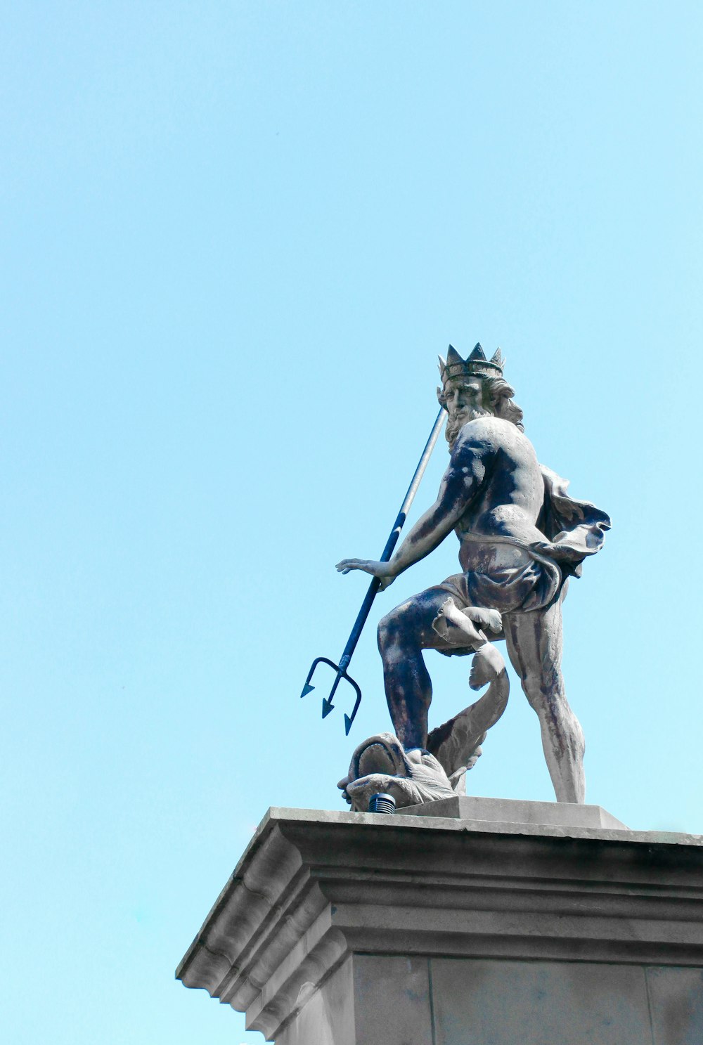 Statua del cavallo dell'uomo che cavalca sotto il cielo blu durante il giorno
