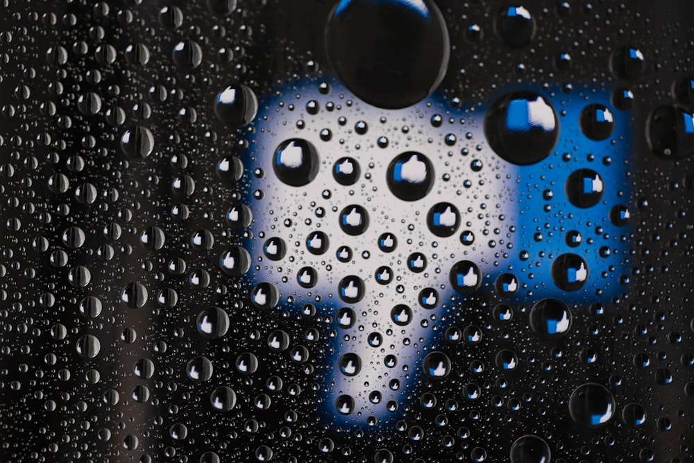 gouttelettes d’eau sur panneau de verre