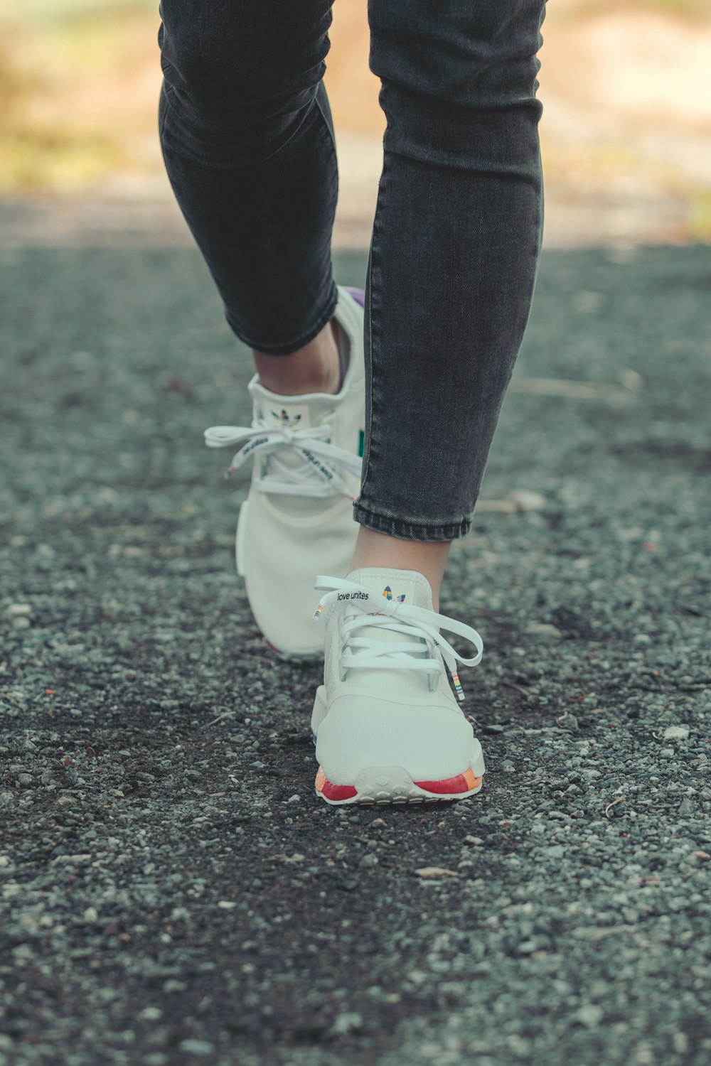 Person in schwarzen Leggings und weißen Nike Sneakers