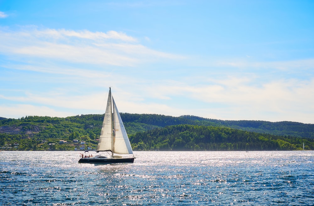 velero blanco en el mar durante el día