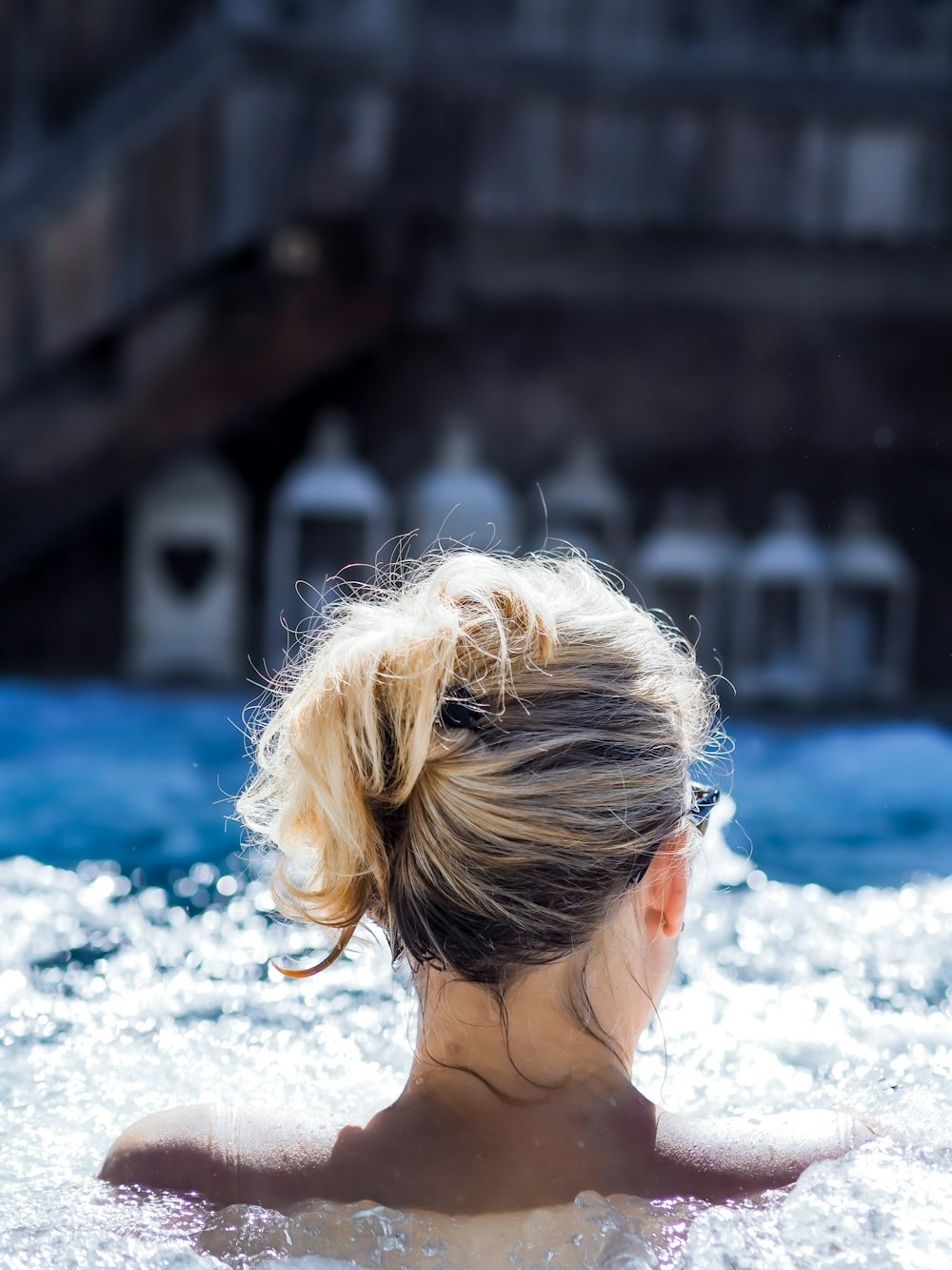 donna in top bikini blu e bianco sull'acqua