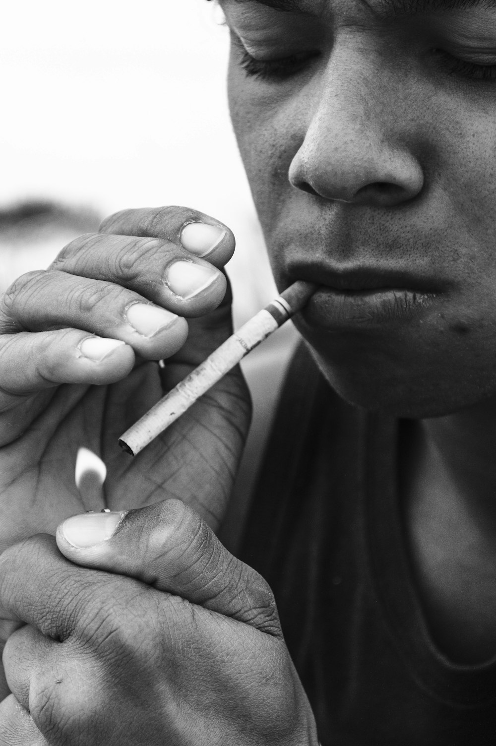 담배를 피우는 남자의 그레이스케일 사진