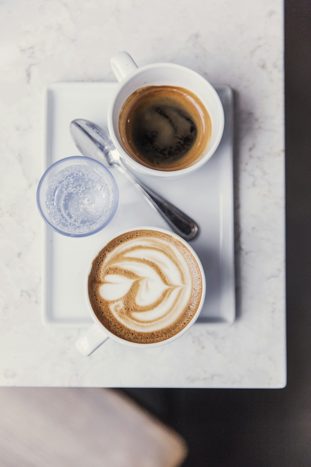 taza de cerámica blanca con café