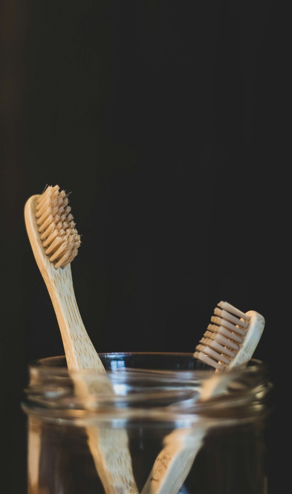 cuchara de madera dorada en un recipiente de vidrio transparente