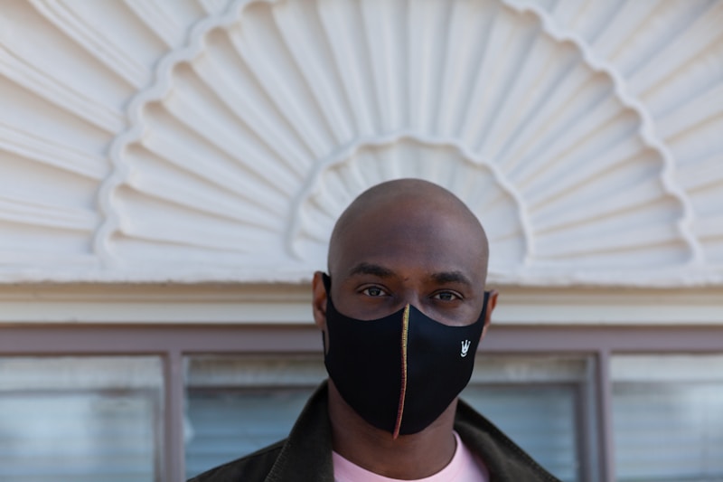 Masque noir sur costume