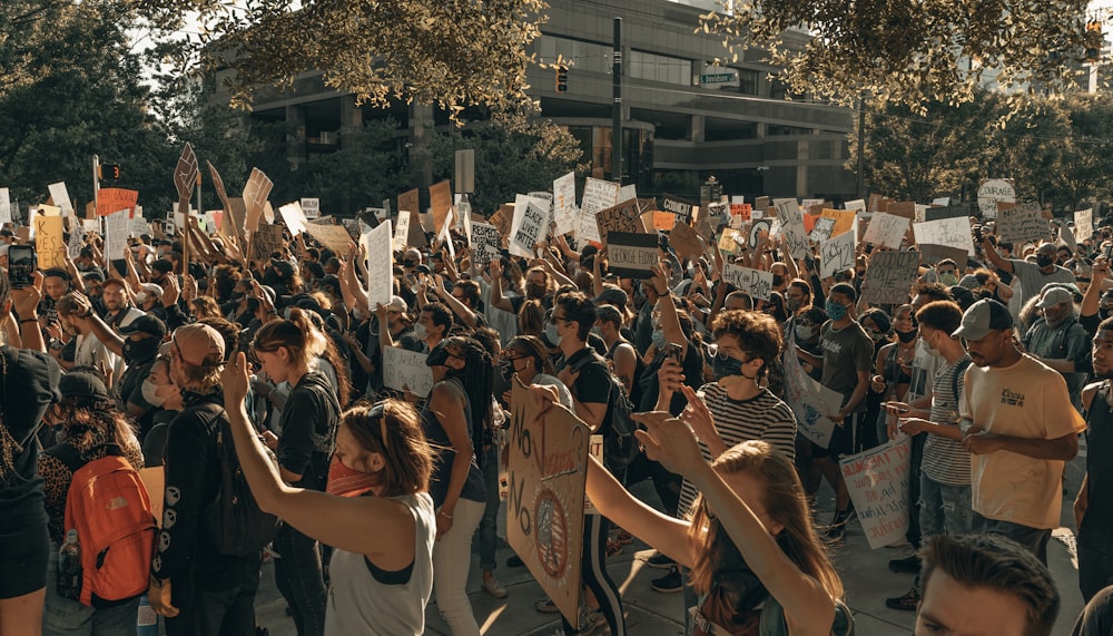 persone che si radunano per strada durante il giorno