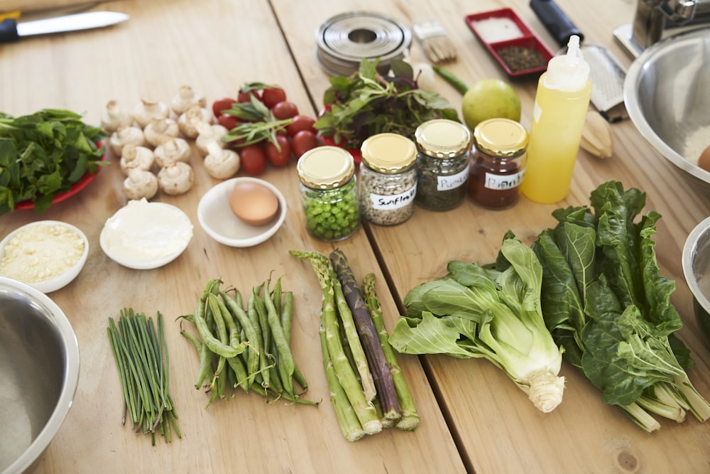 Légumes verts sur table en bois marron