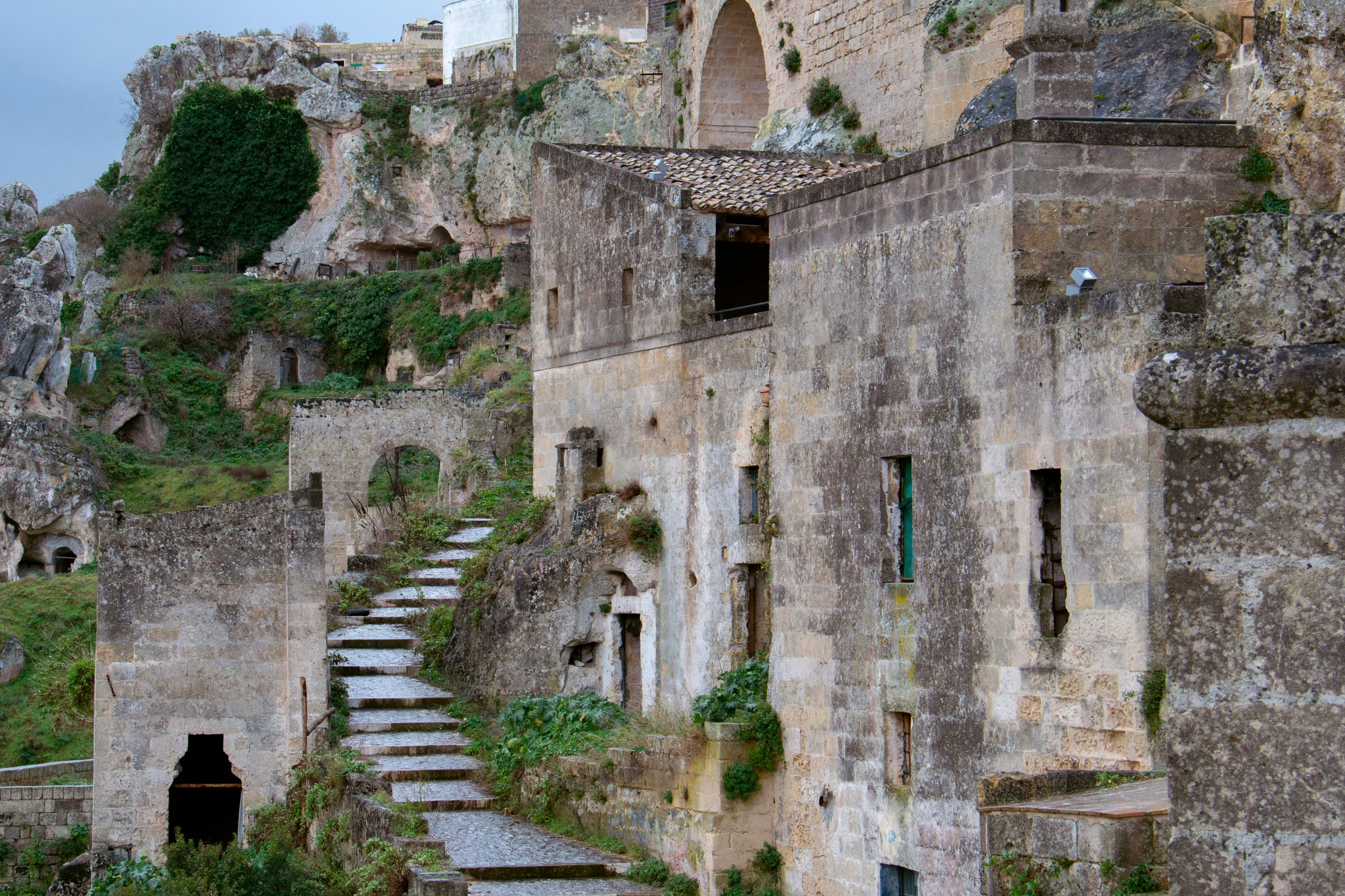 gray concrete building near green trees during daytime, una sguardo al passato per meglio apprezzare i grandi progressi fatti per diventare ciò che siamo oggi.