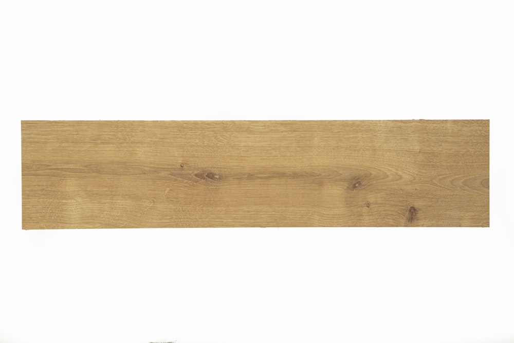 Planche de bois marron sur fond blanc