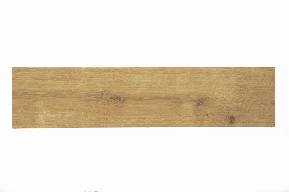 prancha de madeira marrom com fundo branco
