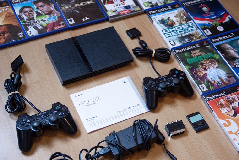 Controller di gioco Sony PS 4 nero su tavolo di legno marrone