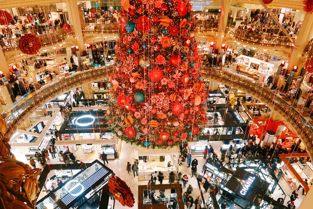 árvore de Natal vermelha e amarela