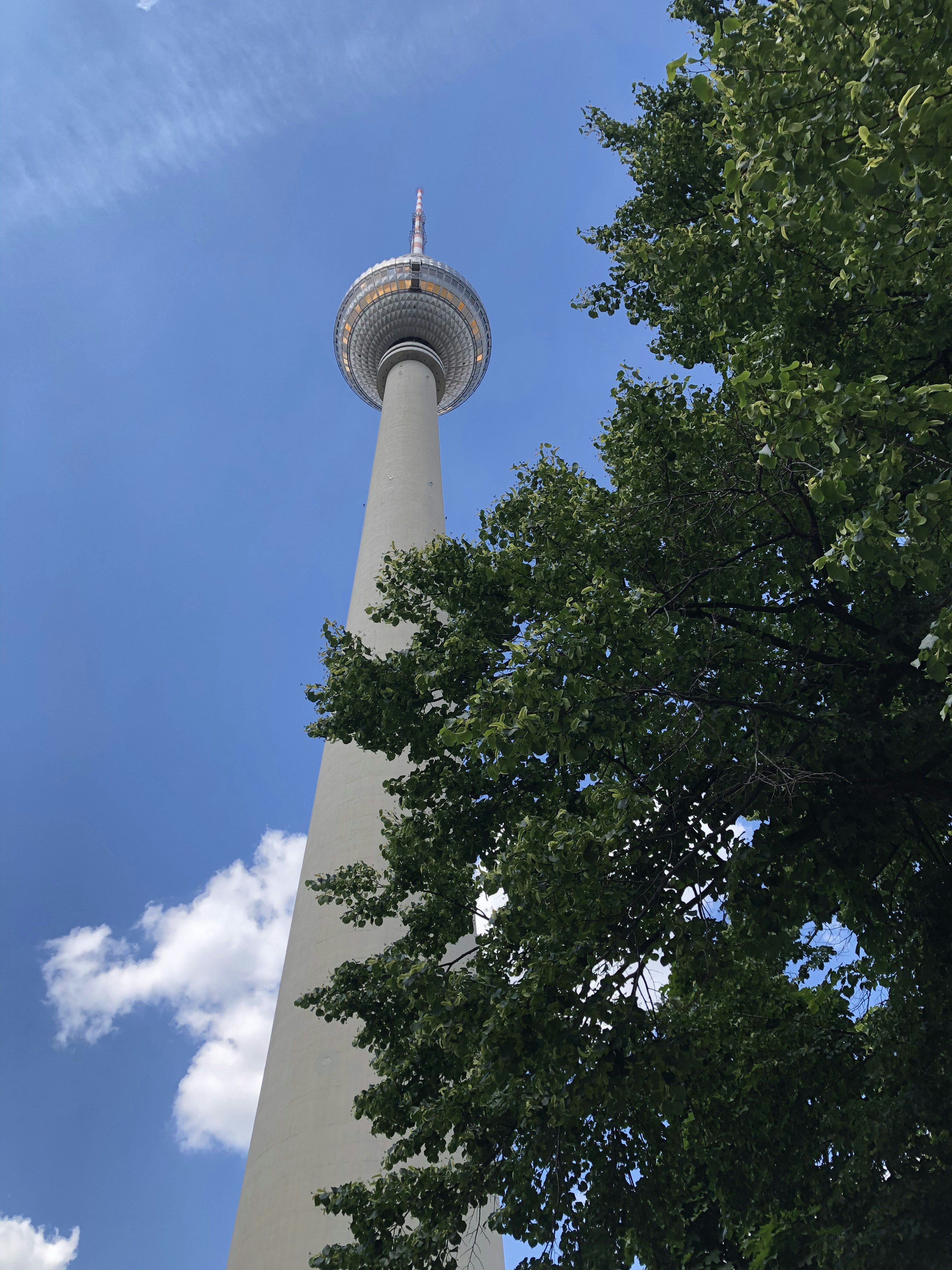 Foto zum Thema Weißer Betonturm tagsüber unter blauem Himmel