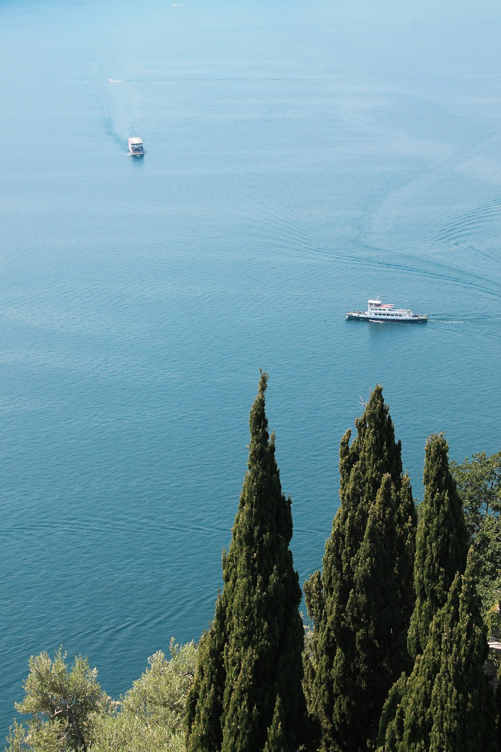 nave bianca sul mare durante il giorno