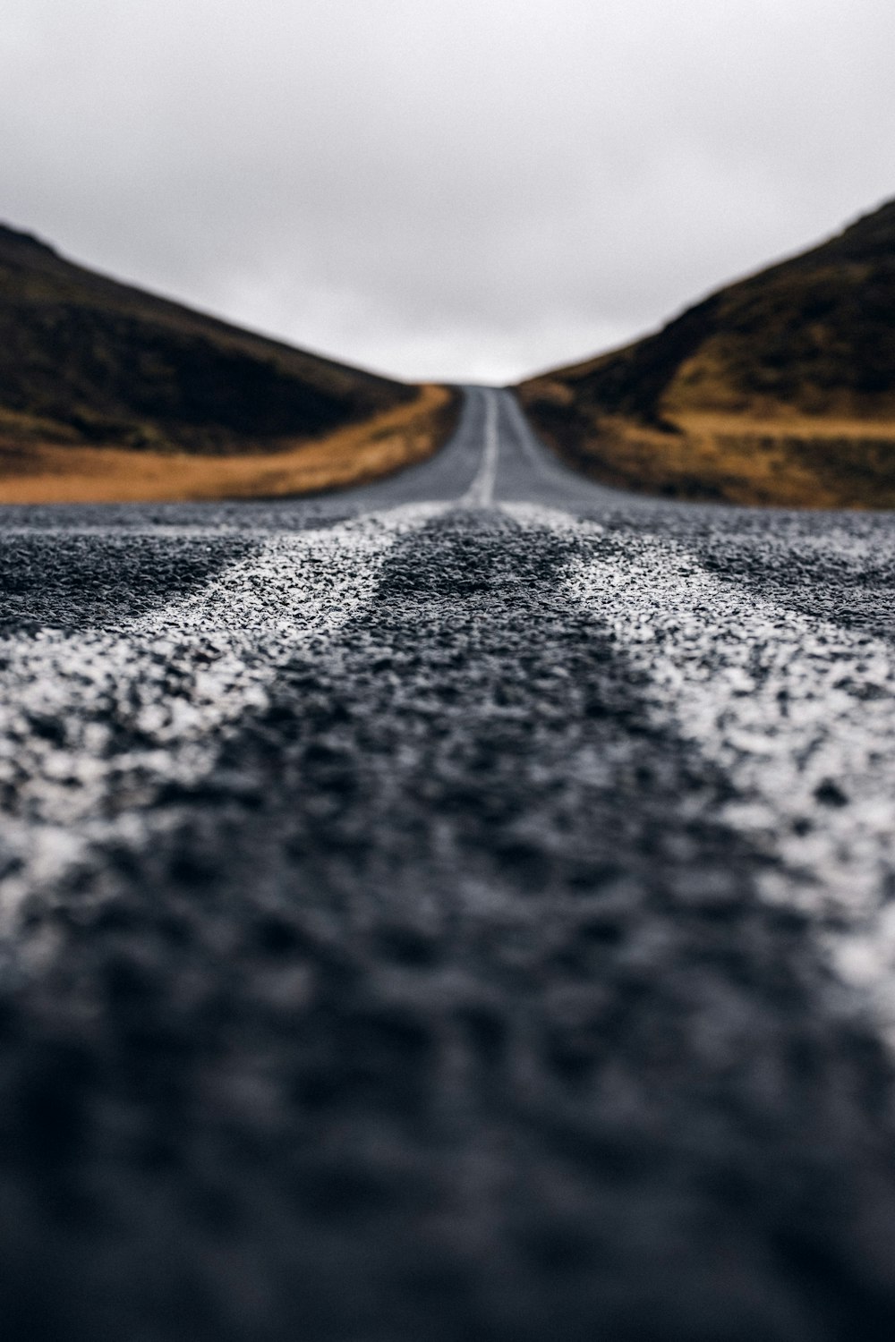 Carretera de asfalto gris durante el día