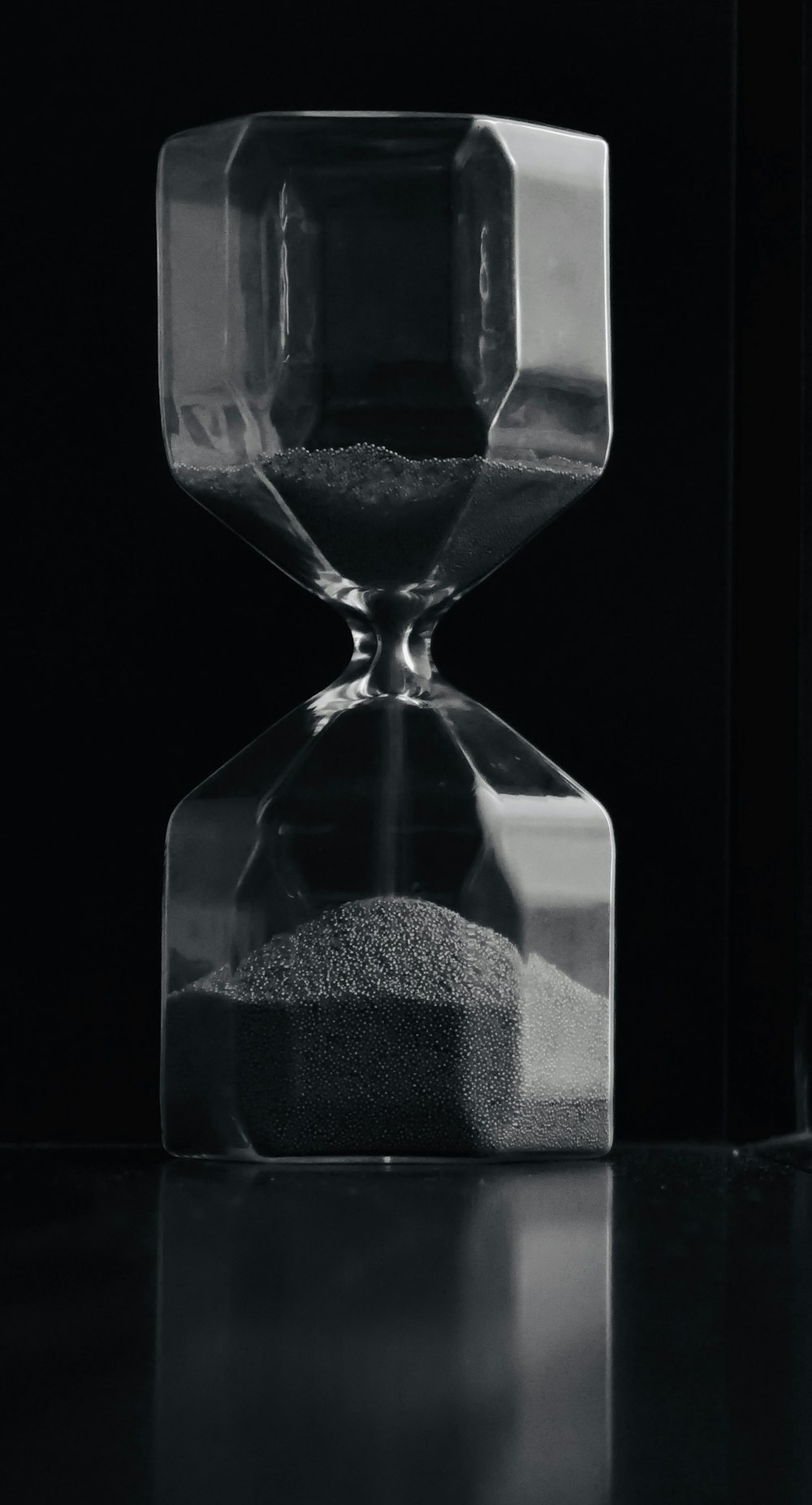 Foto reloj de arena de cristal transparente con fondo negro – Imagen Gris  gratis en Unsplash