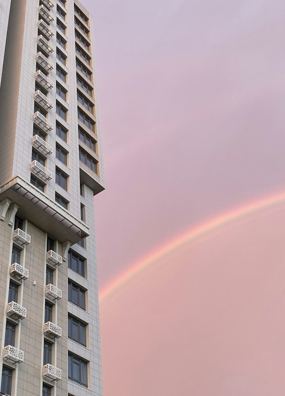 edificio in cemento bianco sotto il cielo blu