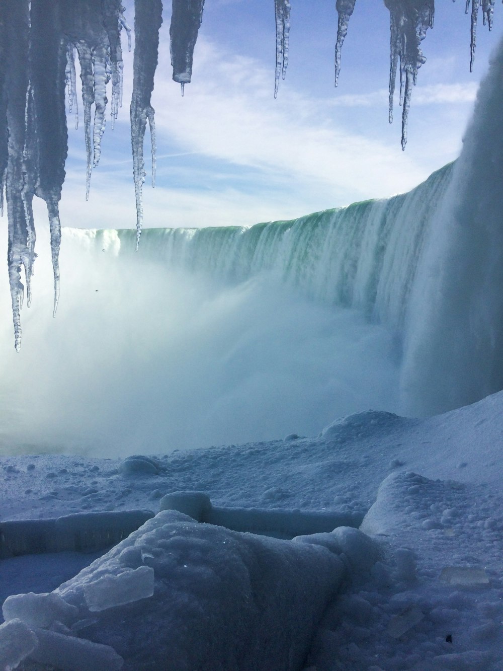 Cascadas de agua con suelo cubierto de nieve